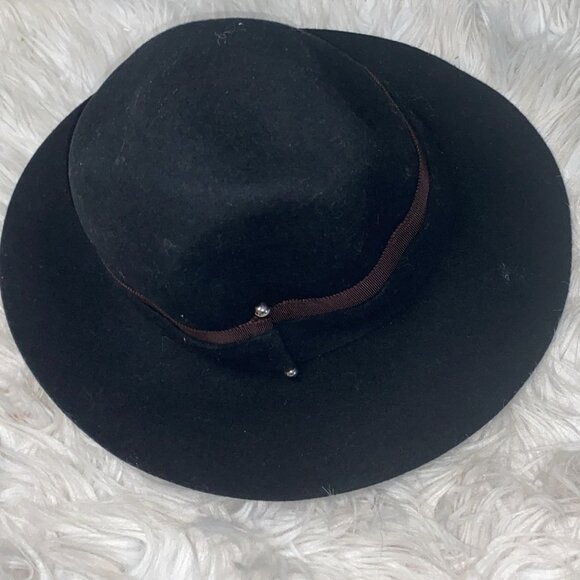 Wide-brimmed hat in black with a red ribbon around Giovanni's head. - Picture 1 of 6